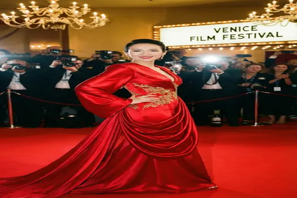 歪歪漫画与国际知名女演员合作红毯照片